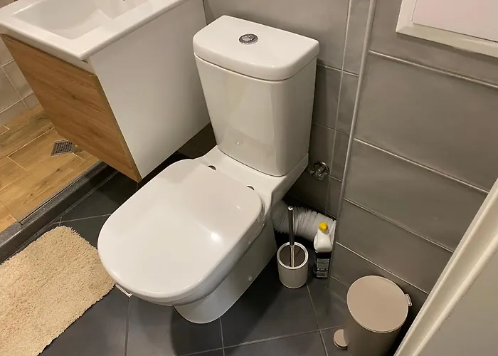 уютен на 3 мин. от главната и капана +паркинг *